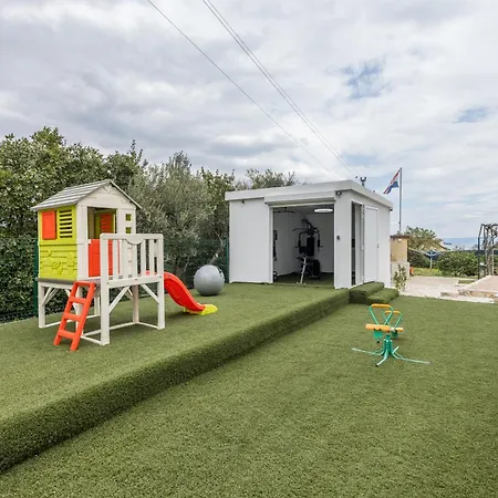 Vila Ezgeta Kaštel Novi