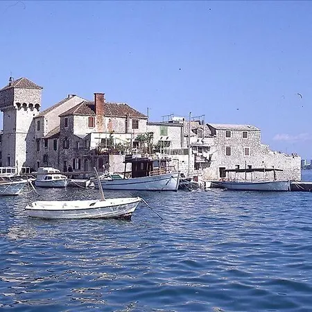 Ezgeta فيلة Kaštel Novi